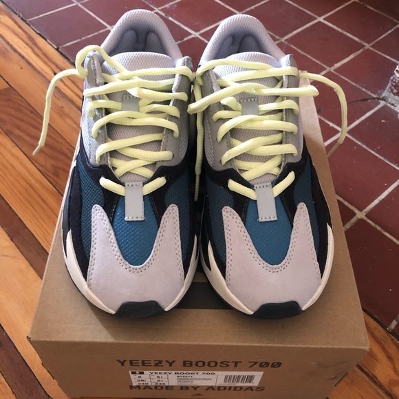 yeezy 700 toe box